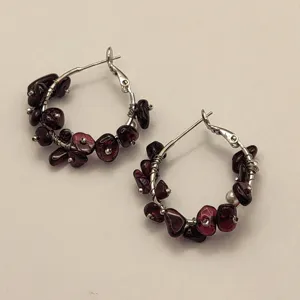 Boucles d'oreilles créoles en éclats de grenat naturel, bijoux filaires faits main.