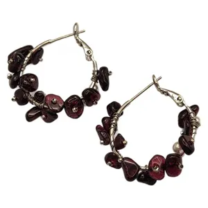 Boucles d'oreilles créoles en éclats de grenat naturel, bijoux pour femmes élégantes.
