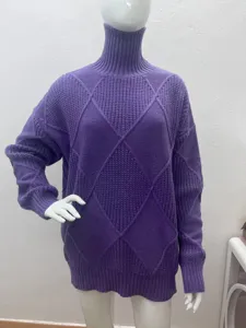 Vue de detail pull col roule violet, motif losanges tricotes, vetement coupe ample casual.