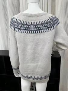 Detailansicht der Ruckseite von Damen Pullover mit rundem Ausschnitt und geometrischem Muster.