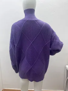 Pull col roulé violet pour femme doté d'un motif losanges élégant et d'une coupe ample.