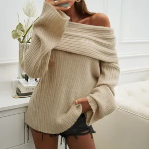 Vue détaillée du élégant pull en tricot beige à épaules dénudées pour femmes.