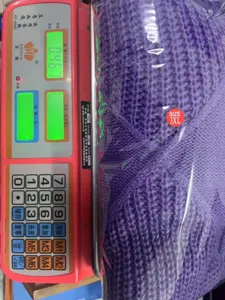Détail de pull en tricot violet à col haut, coupe ample, vêtement d'hiver confortable.