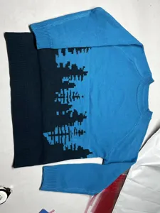 Detailansicht des blau und dunkelblau kombinierten Strickpullovers mit Skyline Design.