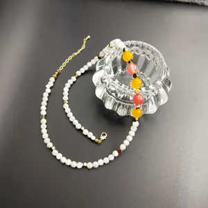Collier ras de cou bohème en perles de coquillage et pierres naturelles colorées pour femmes