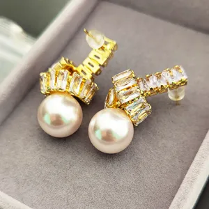 Boucles d'oreilles perles zirconiums noues scintillants, bijoux plaques or chic vue principale.