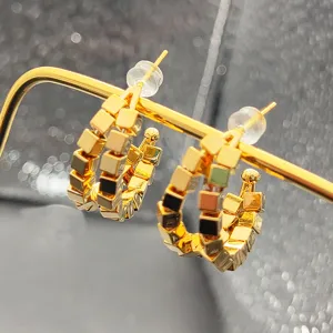 Boucles d'oreilles créoles cubes géométriques dorées, élégants bijoux en métal carré tendance.