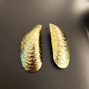 Boucles d'oreilles coquillage en metal dore boucles d'oreilles clous geometriques