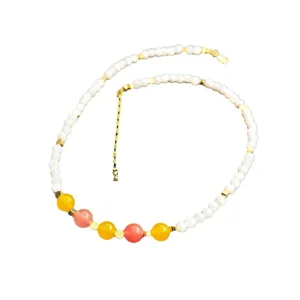 Collier ras de cou bohème en perles et coquillages avec pierres colorées et détails dorés