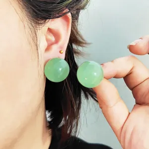 Boucles d'oreilles boules rondes vertes simples pour femmes, bijoux tendance minimalistes.