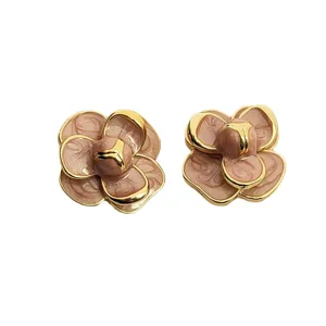 Boucles d'oreilles clous fleur camélia émail rose bordées d'or style vintage bijoux chic