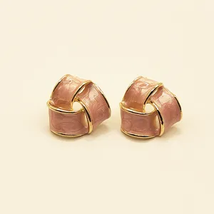 Chics boucles d'oreilles clous géométriques triangulaires en émail rose, style design.