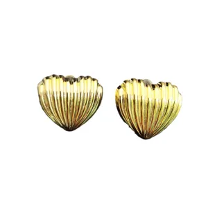 Boucles d'oreilles puces cœur côtelées dorées pour femmes, bijoux métalliques tendance.