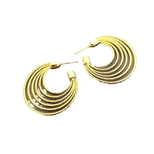 Boucles d'oreilles créoles dorées multicouches élégantes, bijoux tendance pour femmes.