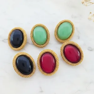 Boucles d'oreilles ovales tissées vintage avec cabochons colorés, détails de clous rétro.