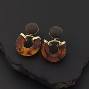 Boucles d'oreilles rétro en résine et bois, élégants accents dorés pour style vintage.