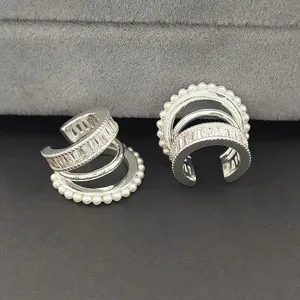 Exquises boucles d'oreilles 3 couches en zircone perle, photo de detail elegante.
