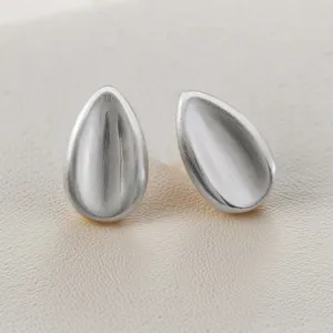 Chic boucles d'oreilles clous en métal brossé avec un design minimaliste torsadé.