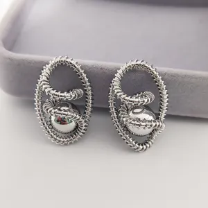Boucles d'oreilles metal geometrique vintage, creoles minimalistes femmes, bijoux style industriel chic.