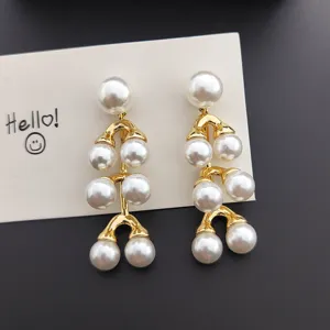 Élégantes boucles d'oreilles pampilles perles dorées, style palais rétro vintage pour femmes.
