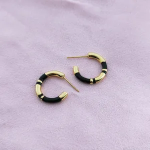 Boucles d'oreilles créoles bambou en émail noir plaqué or pour femmes, bijoux chic.