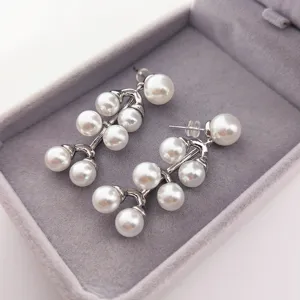 Élégantes longues boucles d'oreilles perles style rétro, bijoux de mode pour femmes chic.