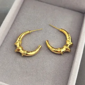 Boucles d'oreilles créoles croissant de lune bambou or, bijoux de mode néo-chinois élégants.