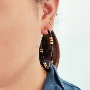 Boucles d'oreilles créoles en émail noir plaqué or, élégantes bijoux d'oreille grande taille.