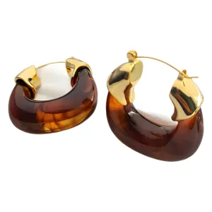 Chics boucles d'oreilles creoles epaisses en resine transparente marron et plaquees or 18K.