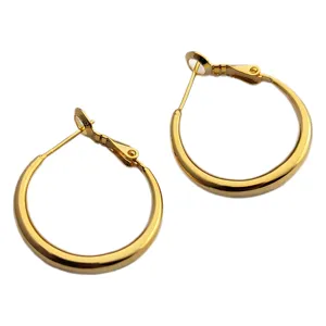 Boucles d'oreilles créoles dorées minimalistes élégantes pour femmes, design en métal classique.