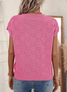 Detailed view of the pink checkered knitted fabric, short sleeve design and back fit.
