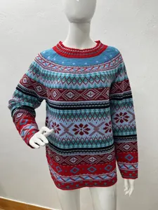 Detailansicht des bunten nordischen Muster Strickpullovers für Damen mit Rundhalsausschnitt.