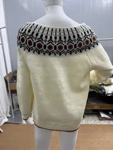 Rückseitenansicht des Damen Pullovers mit Rundhalsausschnitt und geometrischem Muster.