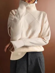 Pull col roulé crème élégant avec motif losanges chic, confortable et tendance pour femmes.