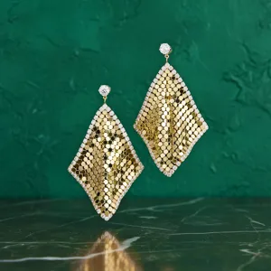 Élégantes boucles d'oreilles longues géométriques à sequins avec un superbe design métallique.