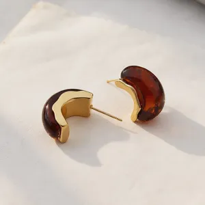 Boucles d'oreilles plaquées or en forme de C rétro avec résine ambre, style chic.