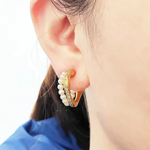 Boucles d'oreilles créoles perles et zircons en forme de C pour femmes élégantes.