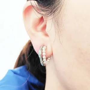 Élégantes boucles d'oreilles créoles en perles et zircone pour un style quotidien chic.