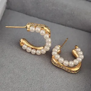 Boucles d'oreilles créoles perles et zircone en forme de C pour femmes élégantes.