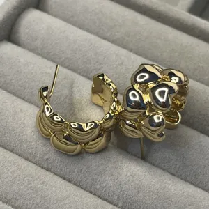 Élégantes boucles d'oreilles créoles en cœur plaquées or au design créatif minimaliste.