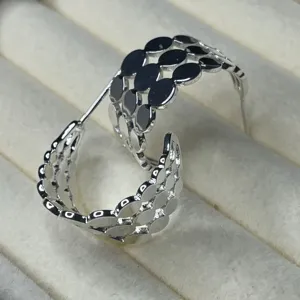 Boucles d'oreilles créoles C creuses géométriques argentées, bijoux de mode créatifs.