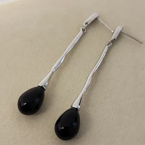 Élégantes boucles d'oreilles argentées longues pendentifs gouttes bijoux minimalistes