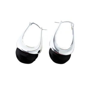 Boucles d'oreilles minimalistes argentées et noires en forme de goutte, bijoux élégants.