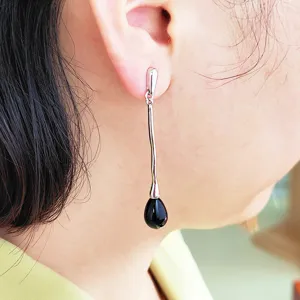 Élégantes boucles d'oreilles larme noire avec design texture métal fondu pour femmes mode