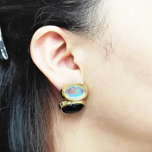 Boucles d'oreilles ovales doubles de style vintage français dorées à la mode et élégantes.
