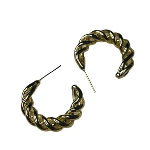 Boucles d'oreilles creoles torsion en or pour femme, bijou metalique minimaliste.