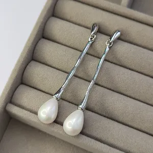 Boucles d'oreilles perles longues lave elegantes avec un design goutte unique femme.