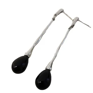 Élégantes longues boucles d'oreilles goutte de lune argentées, design minimaliste unique.
