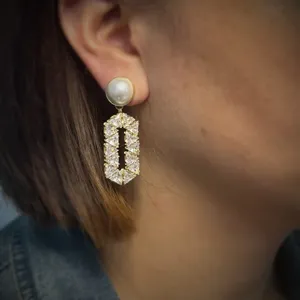 Élégantes boucles d'oreilles géométriques triangle zircon perle pour femmes, chic bijoux.