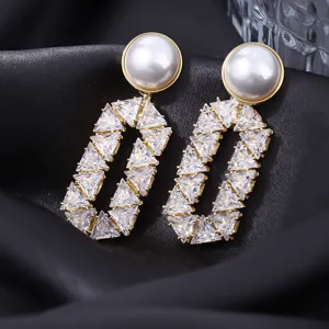 Élégantes boucles d'oreilles pendantes géométriques en zircone et perle, bijoux dorés.